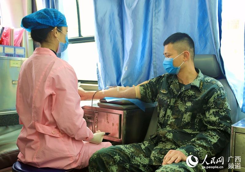 廣西貴港：抗擊疫情 武警官兵擼袖獻血