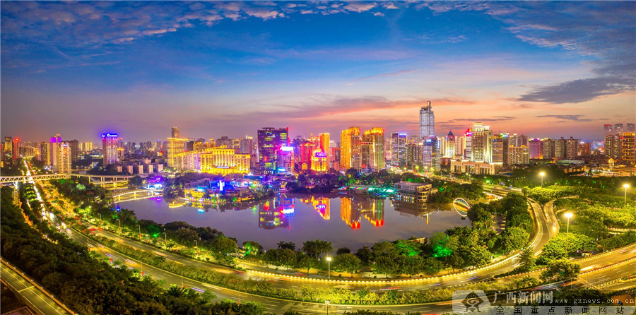 南寧國際會展中心夜色璀璨魅力十足