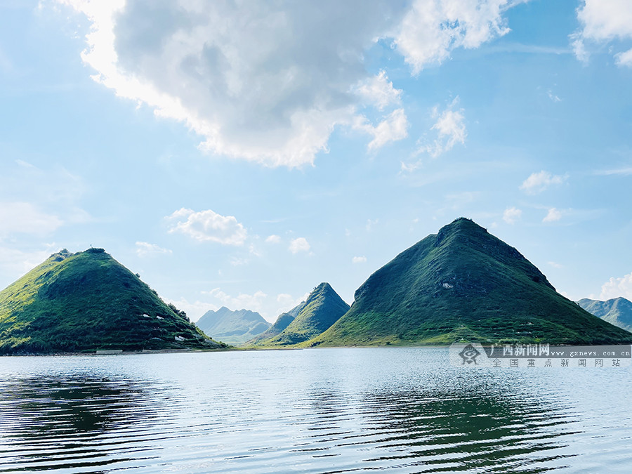 廣西天等縣若蘭水庫群山攬水 秋景如畫