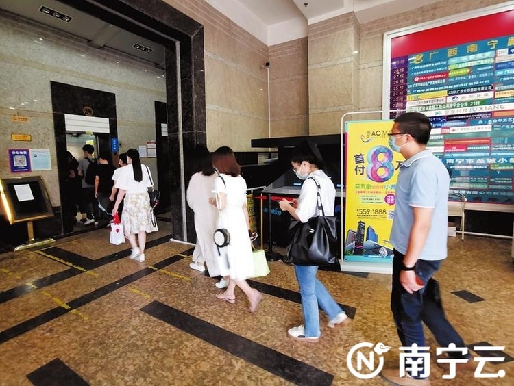 南寧寫字樓、辦公樓、商超電梯處處可見文明禮讓