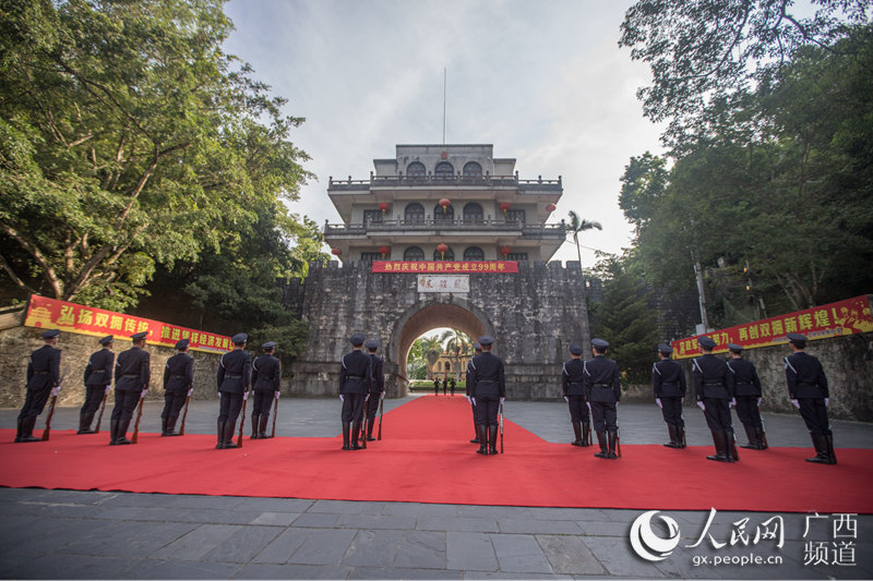 中越邊境舉行升國旗儀式向中國共産黨成立99週年獻禮