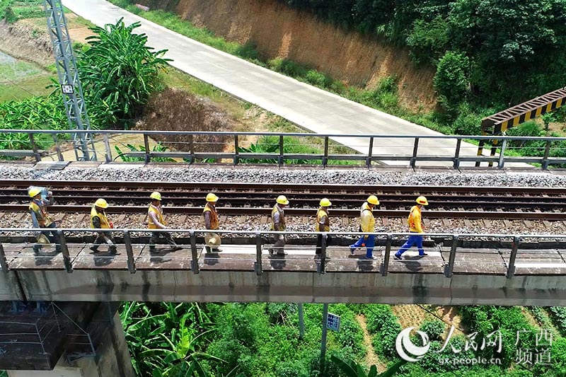 烈日下的鐵路橋梁“啄木鳥”