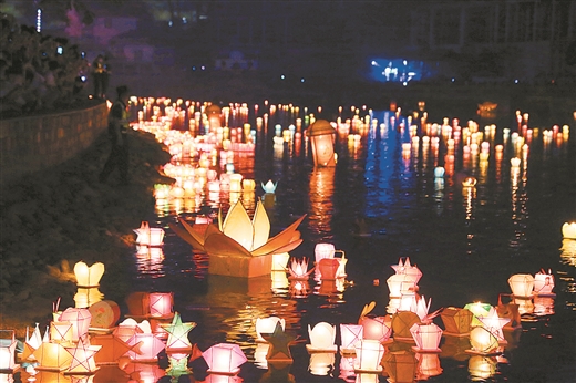 河燈漂資江 祈願幸福長