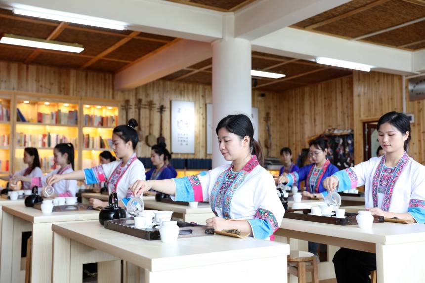 廣西三江：樂學茶藝添技能