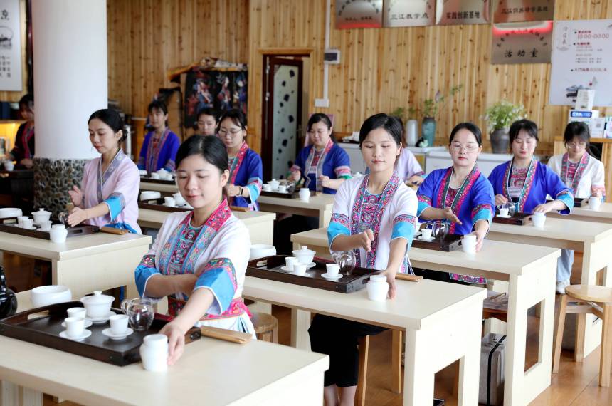 廣西三江：樂學茶藝添技能