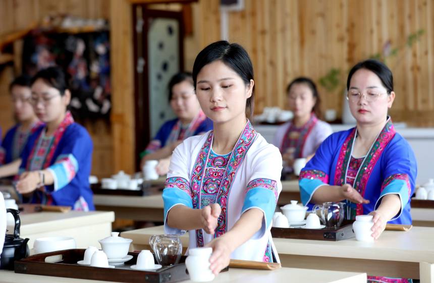 廣西三江：樂學茶藝添技能