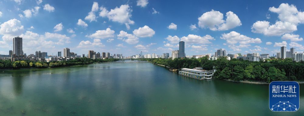 廣西南寧：藍天白雲映湖清
