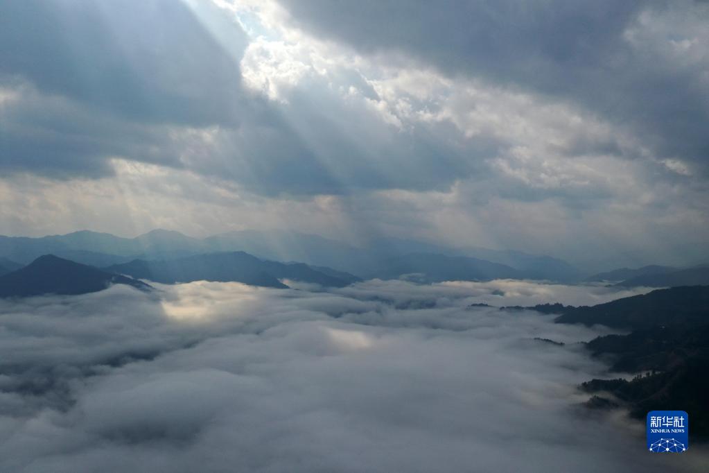 廣西：苗山霧景美