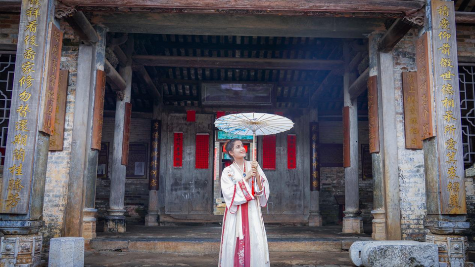 “雲説壯美 欽州正當紅”｜土耳其網紅達人穿漢服打卡“廣西楹聯第一村”_fororder_圖片4