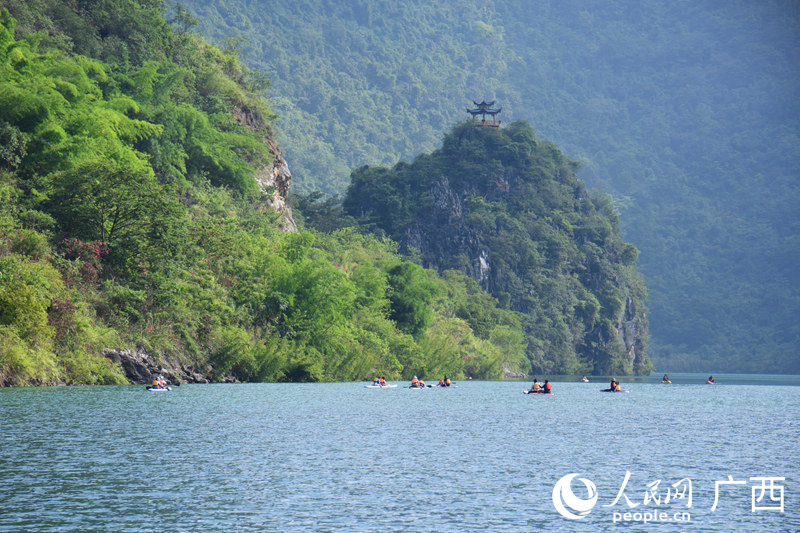 廣西淩雲：清涼夏日暢遊綠林碧水浩坤湖