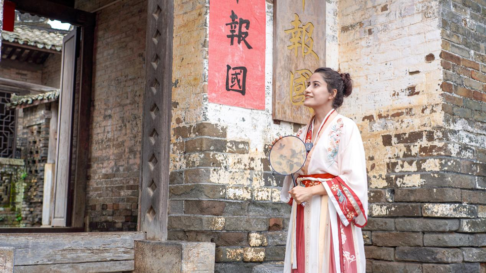 “雲説壯美 欽州正當紅”｜土耳其網紅達人穿漢服打卡“廣西楹聯第一村”_fororder_圖片5