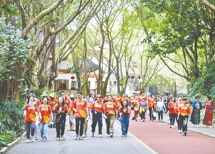 踏遍青山人未老 徒步登高願美好 南寧青秀山風景區舉辦重陽登高節