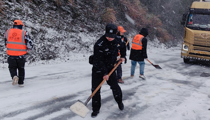 廣西各地公安民警聞“雪”而動迎寒而上 全力護航人民群眾生命財産安全_fororder_圖片3