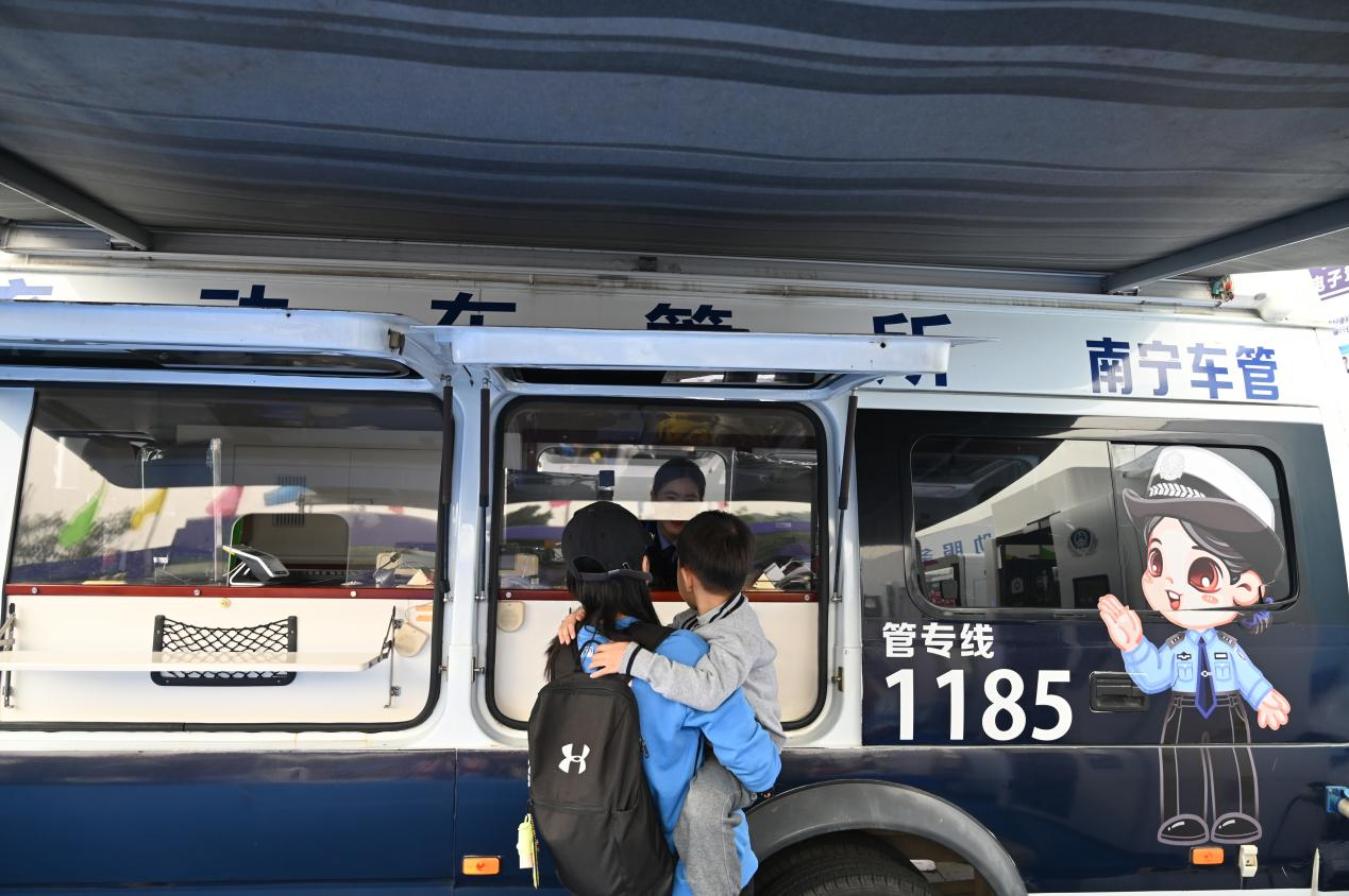 吸引15.3萬名市民參與 廣西公安機關警營開放日活動圓滿結束_fororder_圖片8