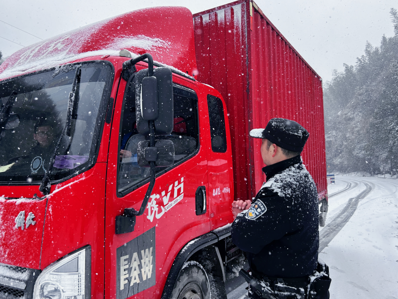 廣西各地公安民警聞“雪”而動迎寒而上 全力護航人民群眾生命財産安全_fororder_圖片1