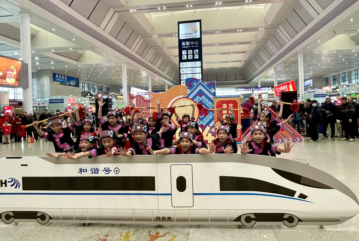 南寧：10大項文化公益活動溫暖春運旅客回家路_fororder_圖片1