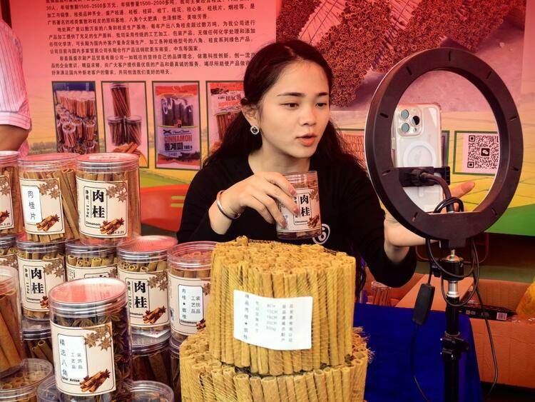 廣西容縣舉行農産品産銷對接暨柚花文化旅遊活動_fororder_20240330_105932