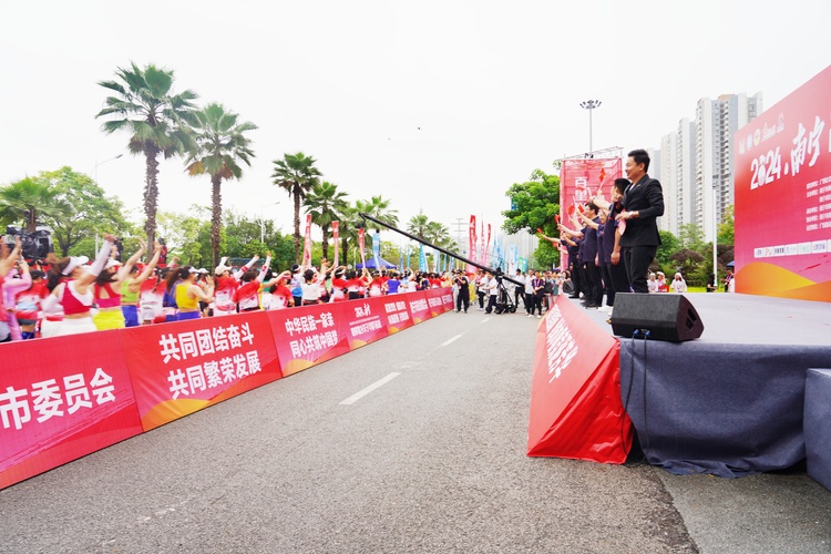 受雷雨天氣影響 2024南寧嘹啰歌鄉女子半程馬拉松比賽緊急熔斷_fororder_20240421_150715