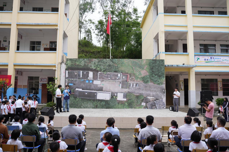廣西將地質災害防治知識“黃書包”送進校園_fororder_圖片1