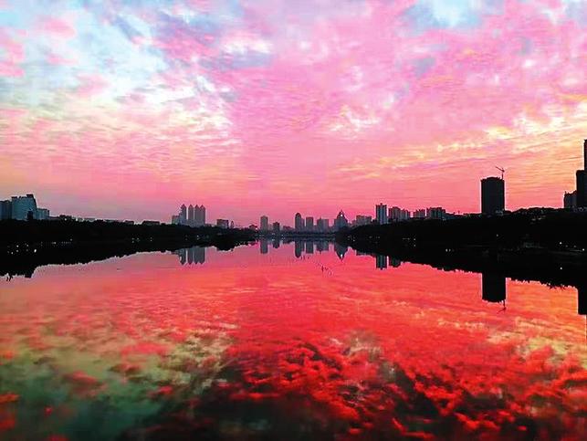 又見晚霞祥雲鋪滿天,未來南寧將持續晴幹天氣