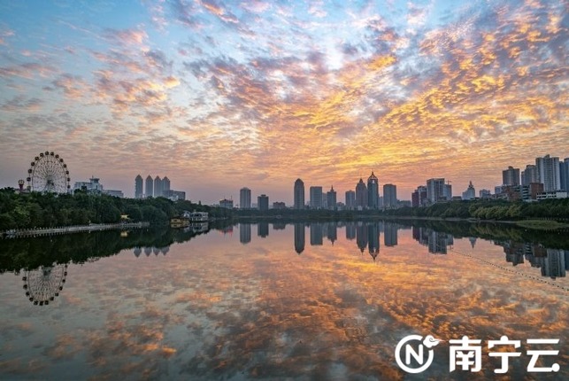 又見晚霞祥雲鋪滿天,未來南寧將持續晴幹天氣