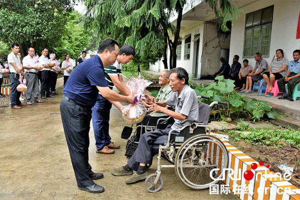 【唐已審】【供稿】崇左寧明縣黨員幹部向孤寡老人送溫暖獻愛心