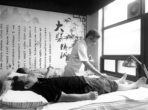 【ChinaNews 帶圖列表】躬身社區耕杏林 醫學博士施仁術 【ChinaNews 帶圖列表】躬身社區耕杏林 醫學博士施仁術