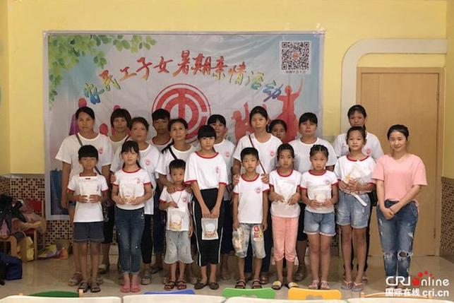 【唐已審】防城港市防城區農民工子女共同完成“美麗防城港”主題繪畫 【唐已審】防城港市防城區農民工子女共同完成“美麗防城港”主題繪畫
