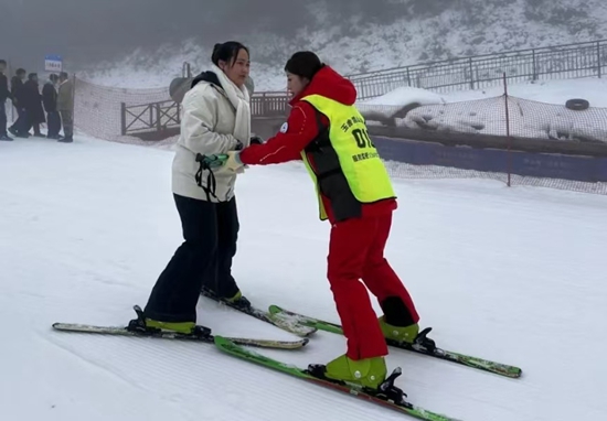 玉舍雪山滑雪場暢快開滑 貴州大山裏的“冰雪熱”開啟