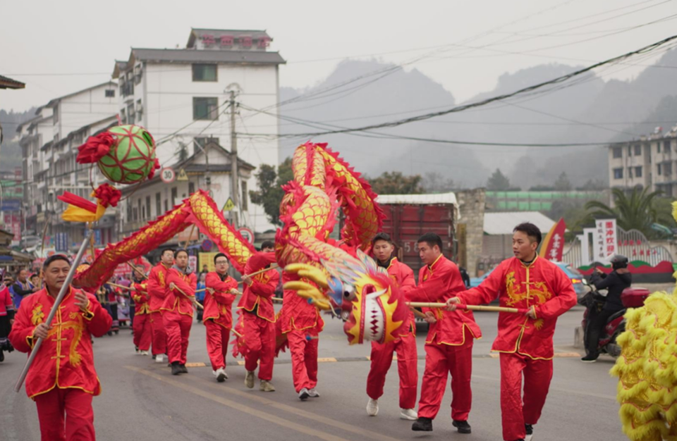 貴州各地喜迎蛇年新春  張燈結綵氛圍濃