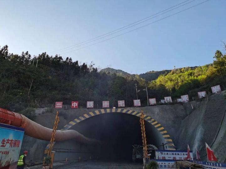 來自安盤高速建設工地的報道 | 暢聯雲貴“岩峰洞”