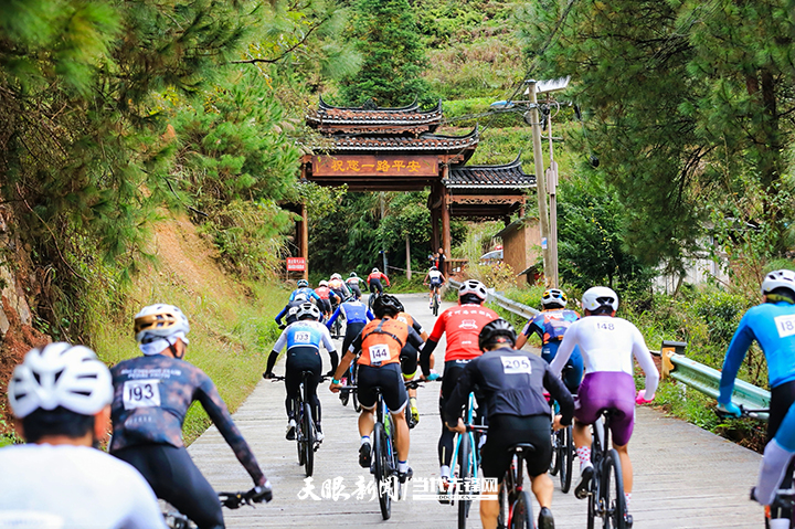 環雷公山騎行 在中國鄉村旅遊1號公路飛馳