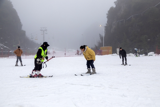 六盤水市鍾山區梅花山滑雪場試營業 冰雪運動點燃冬日激情