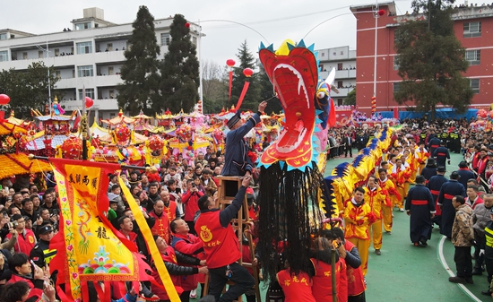 “祥龍巡遊”添年味 貴州獨山基長鎮舉行2025年新春迎龍燈會