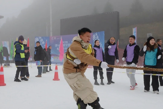 貴州省冬季冰雪嘉年華在六盤水梅花山滑雪場啟幕