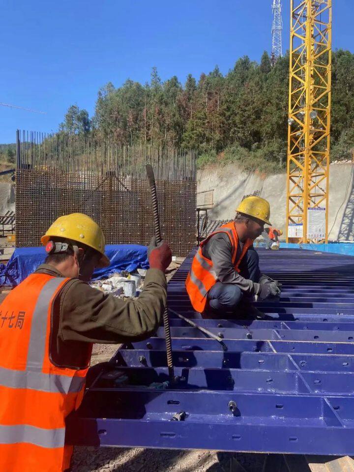 來自安盤高速建設工地的報道 | 擎天柱子矗“盤關”