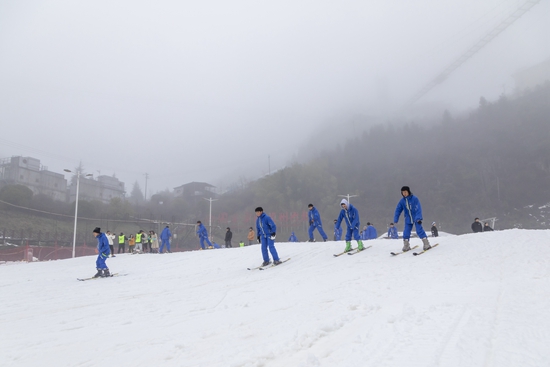 六盤水市鍾山區梅花山滑雪場試營業 冰雪運動點燃冬日激情