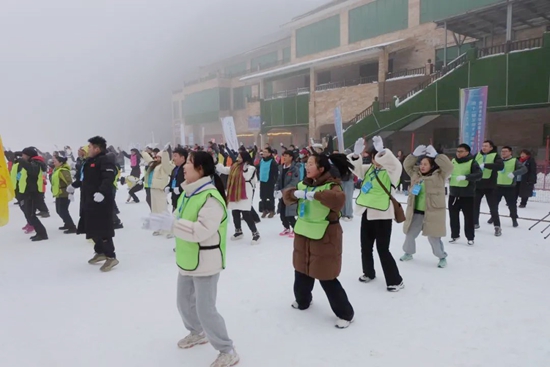 貴州省冬季冰雪嘉年華在六盤水梅花山滑雪場啟幕