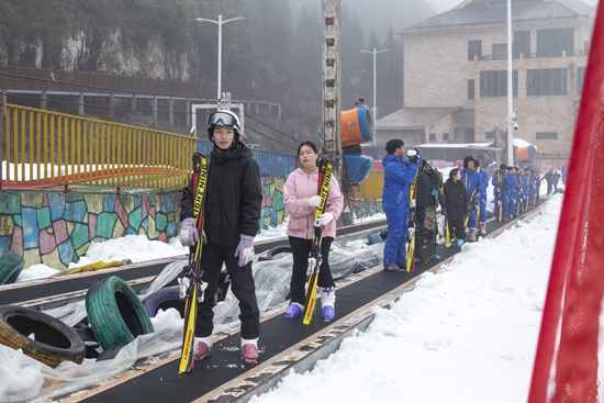 六盤水市鍾山區梅花山滑雪場試營業 冰雪運動點燃冬日激情