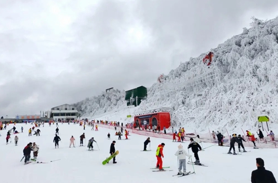 玉舍雪山滑雪場：冰雪運動“點燃”冬日激情