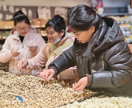 六盤水市水城區：春節年味濃 市民採購熱