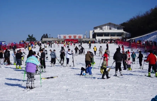 玉舍雪山滑雪場：多彩活動迎元旦 節日氛圍別樣濃