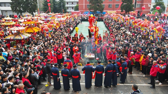 “祥龍巡遊”添年味 貴州獨山基長鎮舉行2025年新春迎龍燈會