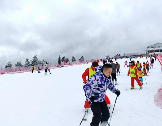 玉舍雪山滑雪場：冰雪運動“點燃”冬日激情