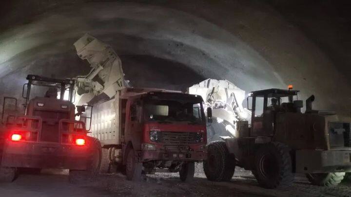 來自安盤高速建設工地的報道 | 暢聯雲貴“岩峰洞”