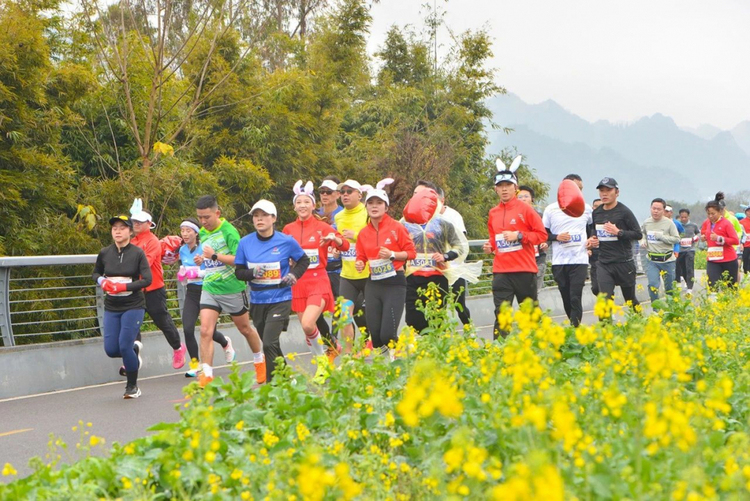 貴州電信·2025萬峰林馬拉松暨多彩貴州馬拉松超級聯賽（萬峰林站）激情開賽