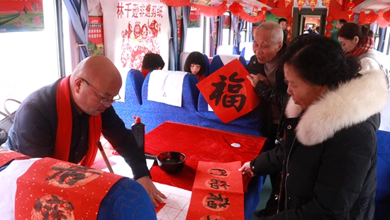 看“村晚” 趕“村集” 在貴州“村火車” 上感受熱氣騰騰的新春盛景