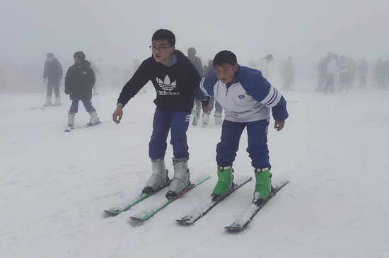 玉舍雪山滑雪場暢快開滑 貴州大山裏的“冰雪熱”開啟