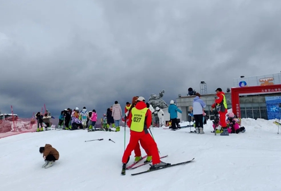 玉舍雪山滑雪場：冰雪運動“點燃”冬日激情