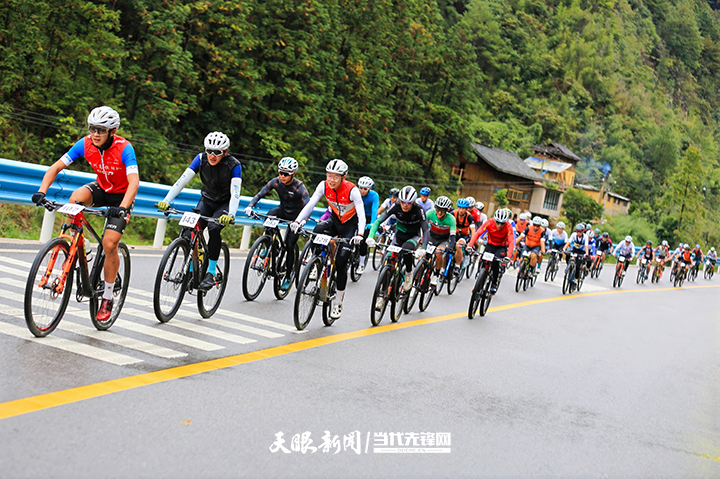 環雷公山騎行 在中國鄉村旅遊1號公路飛馳